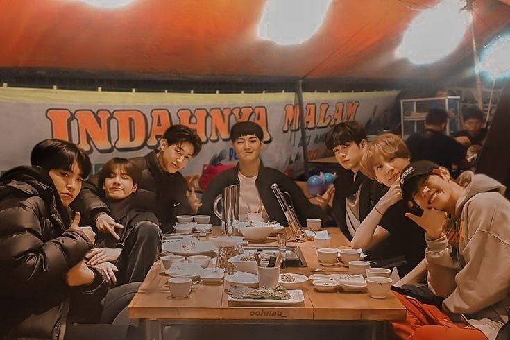 Foto editan Idol Kpop Makan warung pecel lele bikin ngakak